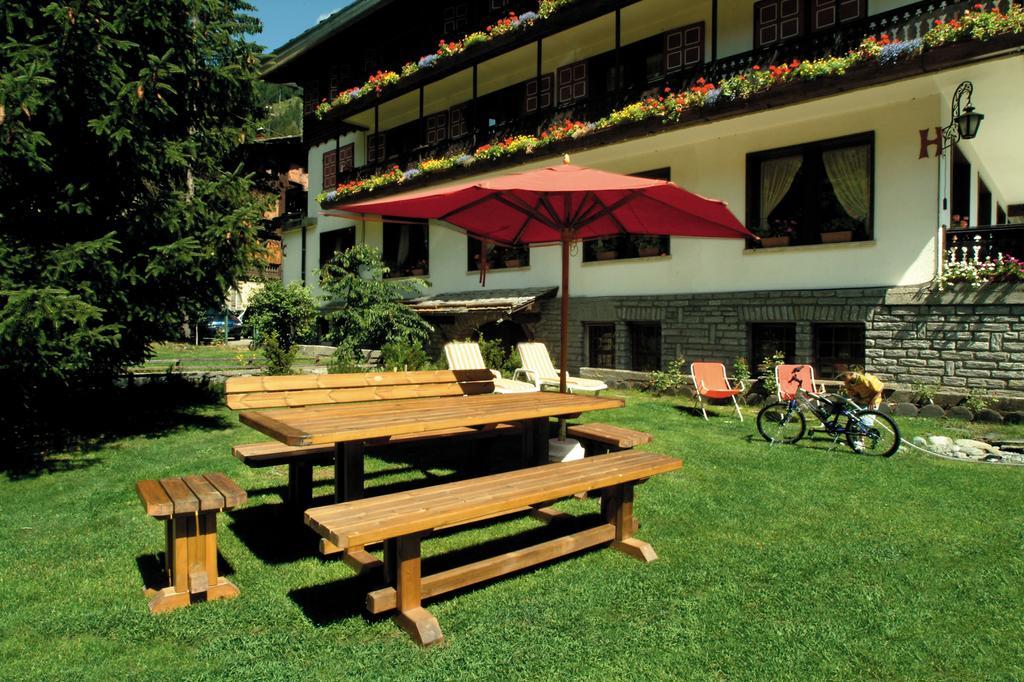 Hotel Castor Champoluc Bagian luar foto